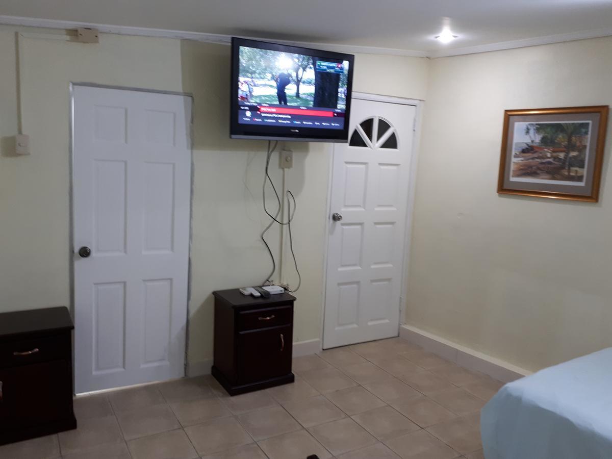 วู้ดบรูค ออน ดิ อเวนิว Bed & Breakfast Port of Spain ภายนอก รูปภาพ