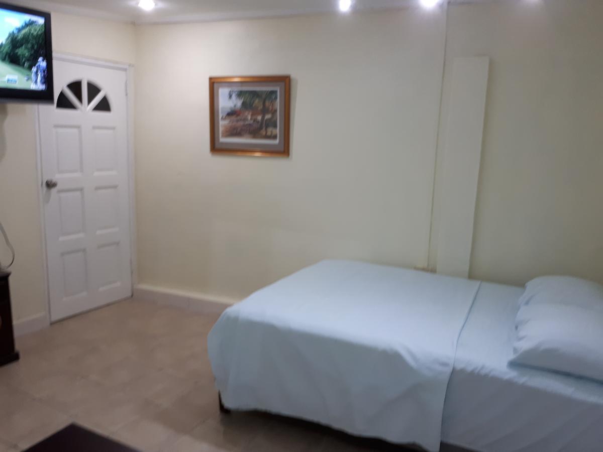 วู้ดบรูค ออน ดิ อเวนิว Bed & Breakfast Port of Spain ภายนอก รูปภาพ